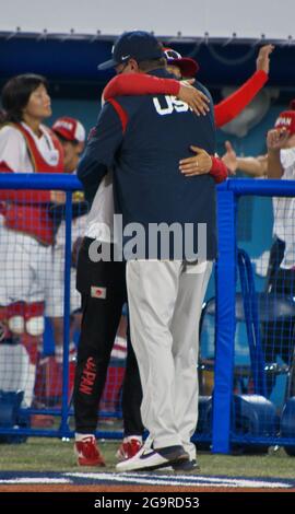 Tokio, Japan. Juli 2021. Der US-Cheftrainer Ken Eriksen umarmt Japans Cheftrainer Reika Utsugi nach dem Finale während des Softballs der Olympischen Spiele in Tokio am Dienstag, dem 27. Juli 2021, im Yokohama-Stadion in Yokohama, Präfektur Kanagawa, Japan. Foto von Keizo Mori/UPI Credit: UPI/Alamy Live News Stockfoto