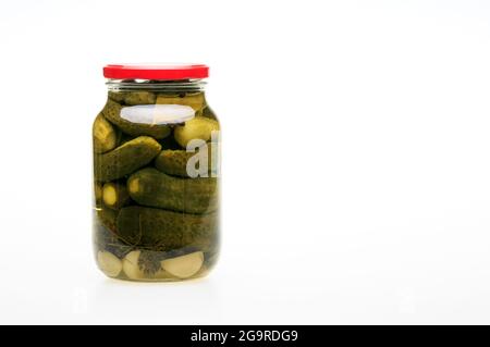 Glas mit eingelegten Gurken isoliert auf weißem Hintergrund. Gurken aus der Dose in einem 1-Liter-Glas. Stockfoto