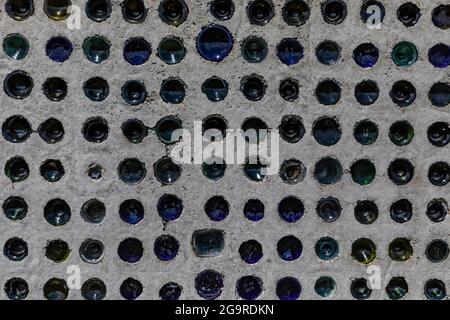 Recycelte Flaschen, die buntes Licht in die Innenräume einer öffentlichen Toilette im Grand River Community Park in der Nähe von Lansing, Michigan, USA, bringen [Keine Künstlerfreiräume Stockfoto