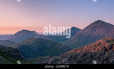 Die Abendsonne geht auf den Gipfeln von Marsco und Bla Bheinn unter, die zum Red Cuillin auf Skye in den schottischen Highlands gehören Stockfoto