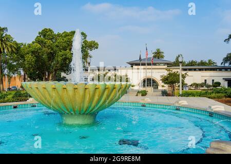 Monrovia, 24. JUL 2021 - Morgenansicht des Springbrunnens im Library Park Stockfoto