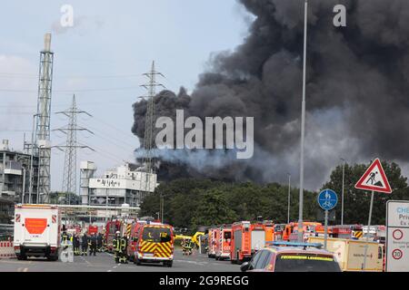 Leverkusen, Deutschland. Juli 2021. Am 27. Juli 2021 steigt Rauch von der Explosionsstelle im Chempark Leverkusen in Leverkusen auf. Mindestens eine Person sei gestorben, 16 seien verletzt worden und vier seien nach einer Explosion am Dienstag im Chempark Leverkusen, einem Industriepark für Chemieunternehmen in Deutschland, noch vermisst worden, sagte Currenta, das Unternehmen, das den Park betreibt. Quelle: Tim Oelbermann/Xinhua/Alamy Live News Stockfoto