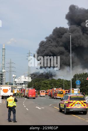 Leverkusen, Deutschland. Juli 2021. Am 27. Juli 2021 steigt Rauch von der Explosionsstelle im Chempark Leverkusen in Leverkusen auf. Mindestens eine Person sei gestorben, 16 seien verletzt worden und vier seien nach einer Explosion am Dienstag im Chempark Leverkusen, einem Industriepark für Chemieunternehmen in Deutschland, noch vermisst worden, sagte Currenta, das Unternehmen, das den Park betreibt. Quelle: Tim Oelbermann/Xinhua/Alamy Live News Stockfoto