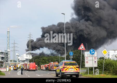 Leverkusen, Deutschland. Juli 2021. Am 27. Juli 2021 steigt Rauch von der Explosionsstelle im Chempark Leverkusen in Leverkusen auf. Mindestens eine Person sei gestorben, 16 seien verletzt worden und vier seien nach einer Explosion am Dienstag im Chempark Leverkusen, einem Industriepark für Chemieunternehmen in Deutschland, noch vermisst worden, sagte Currenta, das Unternehmen, das den Park betreibt. Quelle: Tim Oelbermann/Xinhua/Alamy Live News Stockfoto