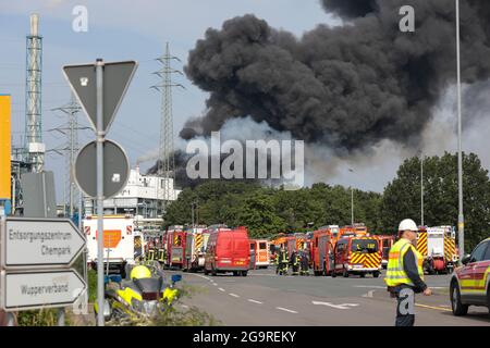 Leverkusen, Deutschland. Juli 2021. Am 27. Juli 2021 steigt Rauch von der Explosionsstelle im Chempark Leverkusen in Leverkusen auf. Mindestens eine Person sei gestorben, 16 seien verletzt worden und vier seien nach einer Explosion am Dienstag im Chempark Leverkusen, einem Industriepark für Chemieunternehmen in Deutschland, noch vermisst worden, sagte Currenta, das Unternehmen, das den Park betreibt. Quelle: Tim Oelbermann/Xinhua/Alamy Live News Stockfoto