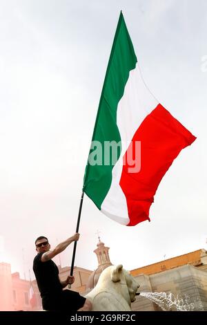 Rom, Italien. Juli 2021. Demonstration gegen den grünen Pass, der die Impfung gegen Covid 19 bescheinigt, nach dem letzten Dekret des ministerrates, der notwendig ist, um öffentliche Plätze wie Büros, Schulen, aber auch Restaurants zu betreten.Rom (Italien), 27. Juli 2021 Foto Samantha Zucchi Insidefoto Kredit: Insidefoto srl/Alamy Live News Stockfoto