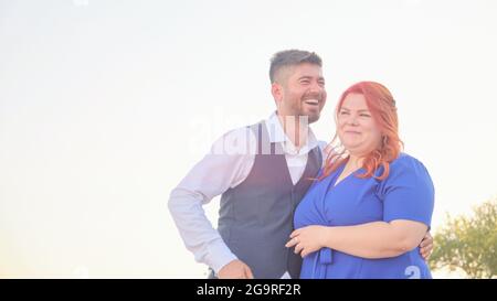 Der Mann umarmt seine geliebte Frau lächelnd Stockfoto