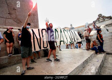 Rom, Italien. Juli 2021. Demonstration gegen den grünen Pass, der die Impfung gegen Covid 19 bescheinigt, nach dem letzten Dekret des ministerrates, der notwendig ist, um öffentliche Plätze wie Büros, Schulen, aber auch Restaurants zu betreten.Rom (Italien), 27. Juli 2021 Foto Samantha Zucchi Insidefoto Kredit: Insidefoto srl/Alamy Live News Stockfoto