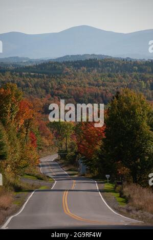 Blick auf das Herbstlaub von der Route 145, Clarksville, New Hampshire, USA Stockfoto