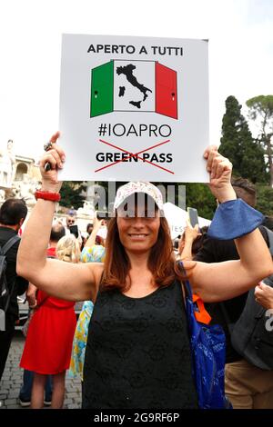 Rom, Italien. Juli 2021. Demonstration gegen den grünen Pass, der die Impfung gegen Covid 19 bescheinigt, nach dem letzten Dekret des ministerrates, der notwendig ist, um öffentliche Plätze wie Büros, Schulen, aber auch Restaurants zu betreten.Rom (Italien), 27. Juli 2021 Foto Samantha Zucchi Insidefoto Kredit: Insidefoto srl/Alamy Live News Stockfoto