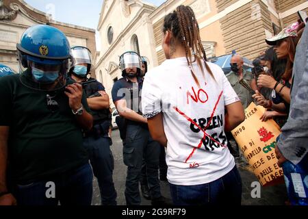 Rom, Italien. Juli 2021. Demonstration gegen den grünen Pass, der die Impfung gegen Covid 19 bescheinigt, nach dem letzten Dekret des ministerrates, der notwendig ist, um öffentliche Plätze wie Büros, Schulen, aber auch Restaurants zu betreten.Rom (Italien), 27. Juli 2021 Foto Samantha Zucchi Insidefoto Kredit: Insidefoto srl/Alamy Live News Stockfoto