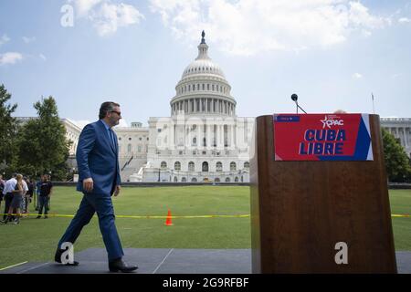 Washington, Usa. Juli 2021. Senator Ted Cruz (R-TX) trifft am Dienstag, den 27. Juli 2021, auf einer Pressekonferenz ein, auf der Präsident Joe Biden vor dem US-Kapitol in Washington, DC, zur Aktion gegen die kommunistische Diktatur in Kuba aufruft. Foto von Sarah Silbiger/UPI Credit: UPI/Alamy Live News Stockfoto