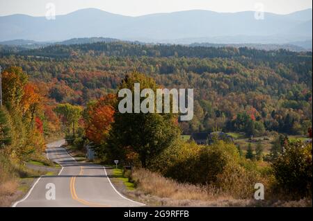 Blick auf das Herbstlaub von der Route 145, Clarksville, New Hampshire, USA Stockfoto