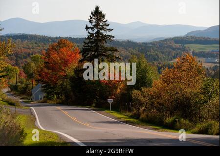 Blick auf das Herbstlaub von der Route 145, Clarksville, New Hampshire, USA Stockfoto