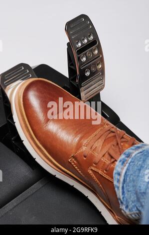 Push Break Auto glänzend Metall Pedal isoliert auf weißem Hintergrund Stockfoto