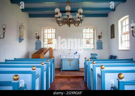 Baltrum, Deutschland. Juni 2021. Das Innere der lutherischen Altinsel-Kirche auf Baltrum. Quelle: Sina Schuldt/dpa/Alamy Live News Stockfoto