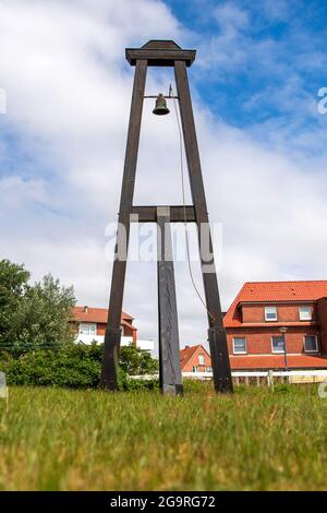 Baltrum, Deutschland. Juni 2021. Die Inselglocke ist das Wahrzeichen der Nordseeinsel Baltrum. Quelle: Sina Schuldt/dpa/Alamy Live News Stockfoto