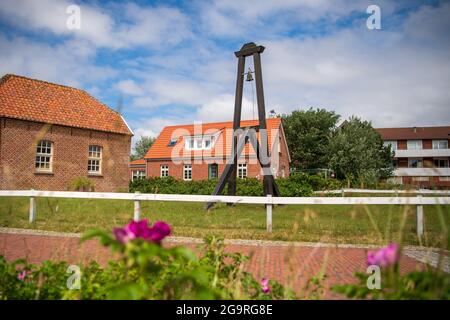 Baltrum, Deutschland. Juni 2021. Die Inselglocke ist das Wahrzeichen der Nordseeinsel Baltrum. Quelle: Sina Schuldt/dpa/Alamy Live News Stockfoto