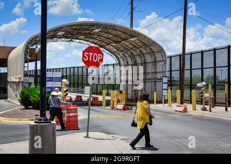 Frau auf dem Kreuzweg am US-Zoll- und Grenzschutzübergang in Douglas, AZ, Hafen der Einreise an der Grenze zwischen Mexiko und den USA mit Agua Prieta, Sonora, MX Stockfoto