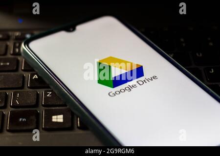 In dieser Abbildung ist das Google Drive-Logo auf einem Smartphone zu sehen. Stockfoto