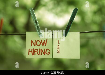 Textschild mit der Anzeige „Jetzt einstellen“. Internet-Konzept ein Akt des Starts, jemanden zu beschäftigen qualifiziert für die Position Thinking New Bright Ideas Renewing Stockfoto