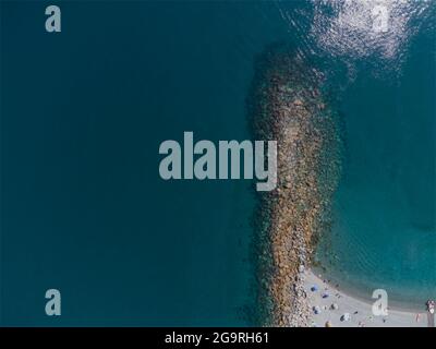 Wellenbrecher im Meer am Strand an einem sonnigen Tag Stockfoto