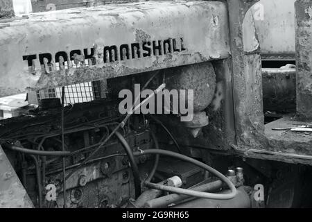 Fischernetze, Hummertöpfe, Ketten und Schwimmwagen verteilen sich um die funktionierenden Trawler am Strand von East Hill, Hastings. Stockfoto