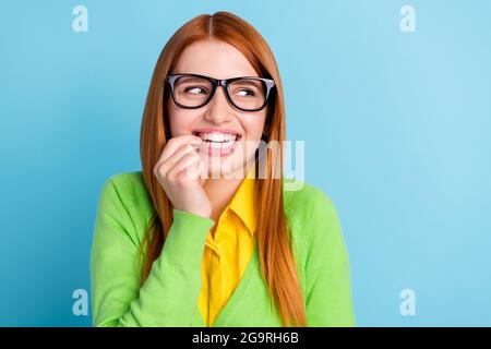 Portrait von attraktiven fröhlich neugierig rothaarige Mädchen Entscheidung beißen Nagel über hellen blauen Hintergrund isoliert Stockfoto