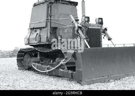 Fischernetze, Hummertöpfe, Ketten und Schwimmwagen verteilen sich um die funktionierenden Trawler am Strand von East Hill, Hastings. Stockfoto