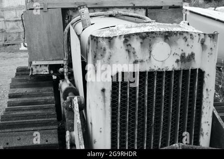 Fischernetze, Hummertöpfe, Ketten und Schwimmwagen verteilen sich um die funktionierenden Trawler am Strand von East Hill, Hastings. Stockfoto