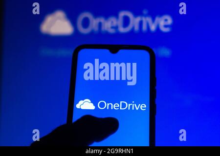 Brasilien. Juli 2021. In dieser Abbildung wird das Microsoft OneDrive-Logo auf einem Smartphone und im Hintergrund angezeigt. (Bild: © Rafael Henrique/SOPA Images via ZUMA Press Wire) Stockfoto