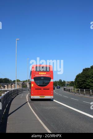 Stagecoach Doppeldeckerbus, in besonderer Lackierung zum hundertjährigen Jubiläum der Ribble Busse im Jahr 2019, die Greyhound-Brücke, Lancaster, am 17. Juli 2021 überquert. Stockfoto