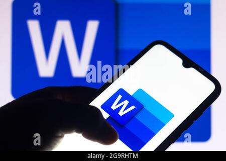 Brasilien. Juli 2021. In dieser Abbildung wird das Microsoft Word-Logo auf einem Smartphone und im Hintergrund angezeigt. (Bild: © Rafael Henrique/SOPA Images via ZUMA Press Wire) Stockfoto