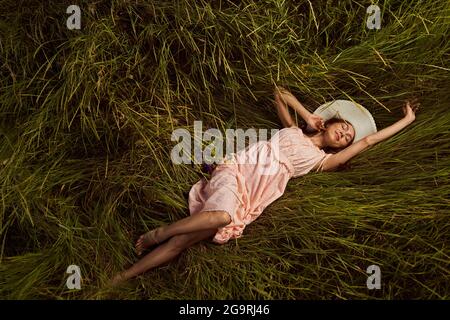 Friedliche Dame, die gute Sommerruhe in der Natur hat Stockfoto