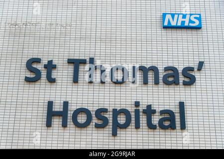 London, Großbritannien. Juli 2021. St. Thomas' Hospital in Westminster gesehen Gesundheitsführer haben gesagt, dass der NHS jetzt genauso gestreckt ist wie auf dem Höhepunkt der Pandemie im Januar, und die Dinge könnten sich verschlimmern. Die NHS-Anbieter warnten in einem Brief an den Premierminister, den Kanzler, den Gesundheitsminister, den Chefsekretär des Finanzministeriums und den Geschäftsführer des NHS England vor dem Ausmaß der Herausforderungen in den nächsten neun Monaten. (Foto von Dave Rushen/SOPA Images/Sipa USA) Quelle: SIPA USA/Alamy Live News Stockfoto