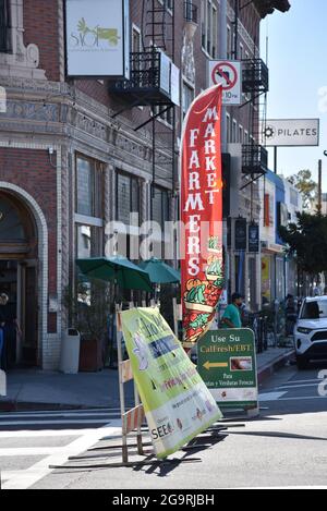 Los Angeles, CA USA - 24. Juni 2021: Banner am Eingang des Echo Park Farmers Market Stockfoto