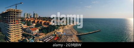 Luftpanorama der Golden Shore Strand in Odessa Ukrane. Drohnenaufnahmen, Tageslicht. Stockfoto