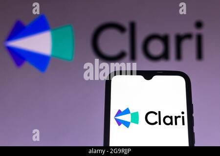 Brasilien. Juli 2021. In dieser Abbildung ist das Clari-Logo auf einem Smartphone und einem pc-Bildschirm zu sehen. (Foto von Rafael Henrique/SOPA Images/Sipa USA) Quelle: SIPA USA/Alamy Live News Stockfoto