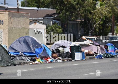 Los Angeles, CA USA - 30. Juni 2021: Obdachlosenlager vor Häusern am Venice Boulevard am westlichen Ende von Los Angeles Stockfoto