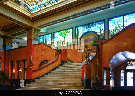 Die reich verzierte Lobby des berühmten Gadsden Hotels mit seiner großen Treppe wurde 1907 eröffnet und befindet sich in der mexikanischen Grenzstadt Douglas, AZ Stockfoto