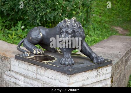 Pavlovsk, Region Leningrad, Russland - 10. juli 2019: Große italienische Steintreppe im Pawlowsker Park Stockfoto