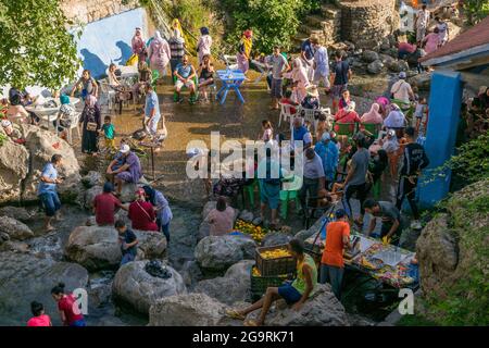 CHEFCHAOUEN, MAROKKO - 31. Jul 2018: Viele marokkanische Familien und Touristen entspannen sich im Ras El Maa in Chefchaouen, Marokko Stockfoto