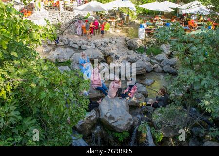 CHEFCHAOUEN, MAROKKO - 31. Jul 2018: Viele marokkanische Familien und Touristen entspannen sich im Ras El Maa in Chefchaouen, Marokko Stockfoto