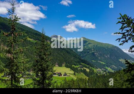 Sankt Jakob, Österreich. Juli 2021. Das Defereggental in Tirol. Das Defereggental liegt inmitten des Nationalparks hohe Tauern. Das Tal ist umgeben von den Bergen der Deferegg, der Rieserferner-Gruppe, der Lasörling-Gruppe und der Schober-Gruppe. Quelle: Patrick Pleul/dpa-Zentralbild/ZB/dpa/Alamy Live News Stockfoto