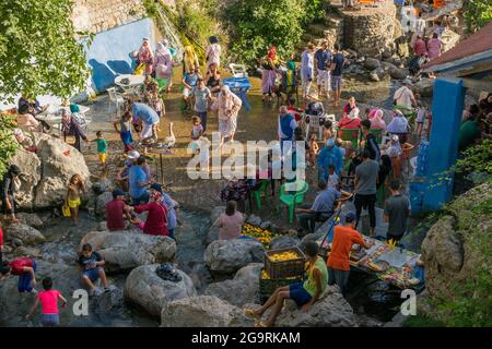 CHEFCHAOUEN, MAROKKO - 31. Jul 2018: Viele marokkanische Familien und Touristen entspannen sich im Ras El Maa in Chefchaouen, Marokko Stockfoto