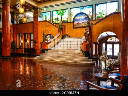 Die reich verzierte Lobby des berühmten Gadsden Hotels wurde 1907 eröffnet und verfügt über eine große Treppe in der mexikanischen Grenzstadt Douglas, AZ, USA Stockfoto