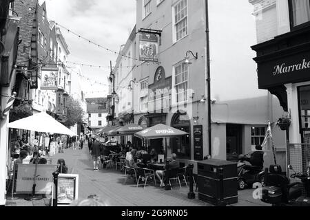 Hastings, Sussex, England Juli 04 2021: Das Wetter ist gut und Touristen genießen es, in den Straßen der Altstadt von East Hill, Hastings, im Freien zu essen Stockfoto