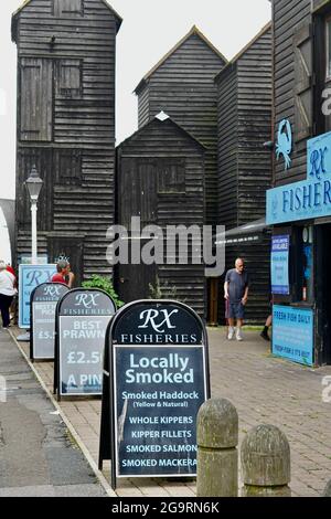 Hastings, East Sussex, England, Großbritannien 4. Juli 2021: Der funktionierende Hafen liefert täglich frischen Fisch für Geschäfte in East Hill, Hastings. Stockfoto