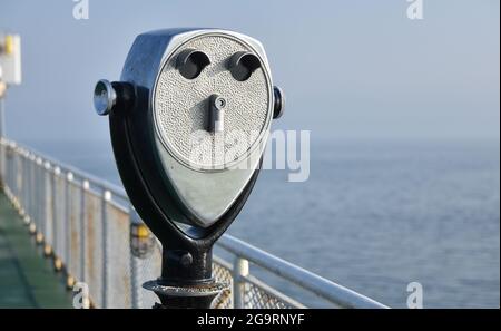 Münzferngläser auf einem Fährschiff. Speicherplatz kopieren Stockfoto