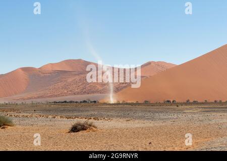 Tornado in der Namib Wüste, Namibia, Afrika. Stockfoto